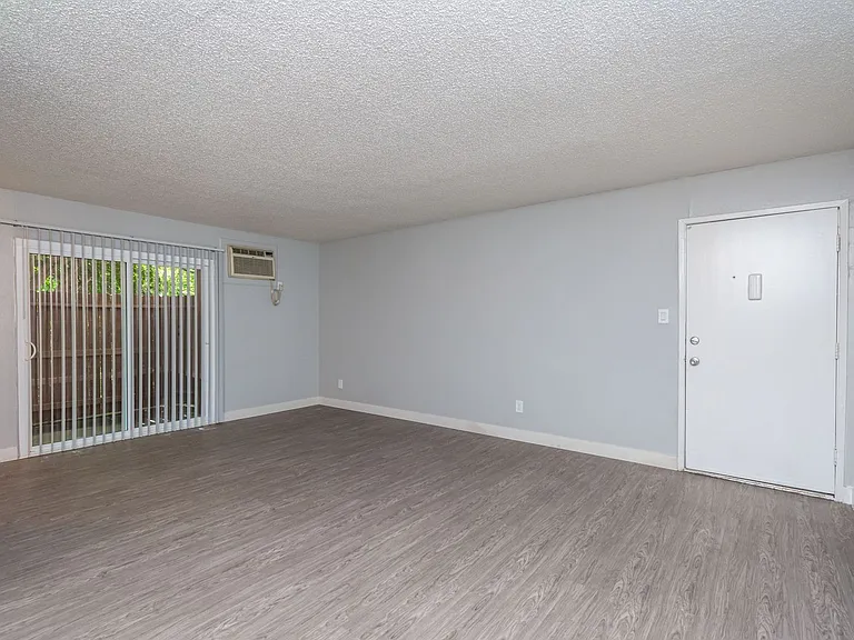 Tuscana Court Apartments — Photo 31