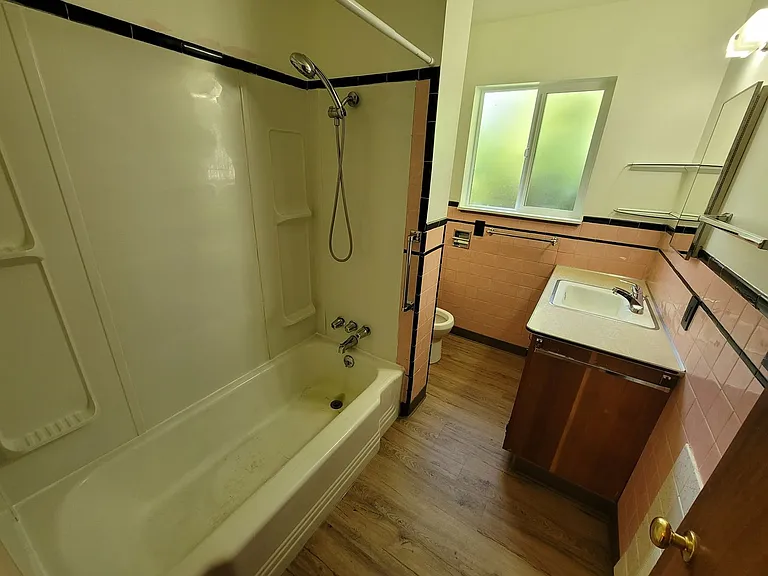 Lovely 2 Bed + 1 Bath in Forest Grove!! Near Pacific University!! Updated in 2021 + Pet-Friendly!! — Photo 7