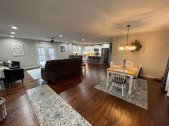 3rd image of 429 Clinchfield Dr