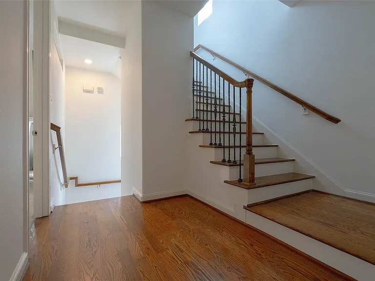 9429 London Bridge Sta — Photo 19