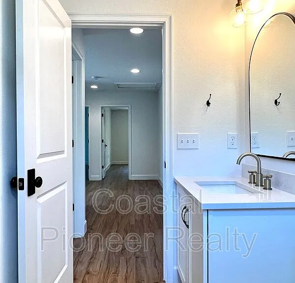 1738 W Spruce St — Photo 24