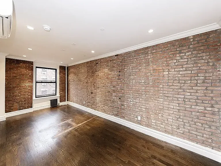 222 E 12th St #4B — Photo 2