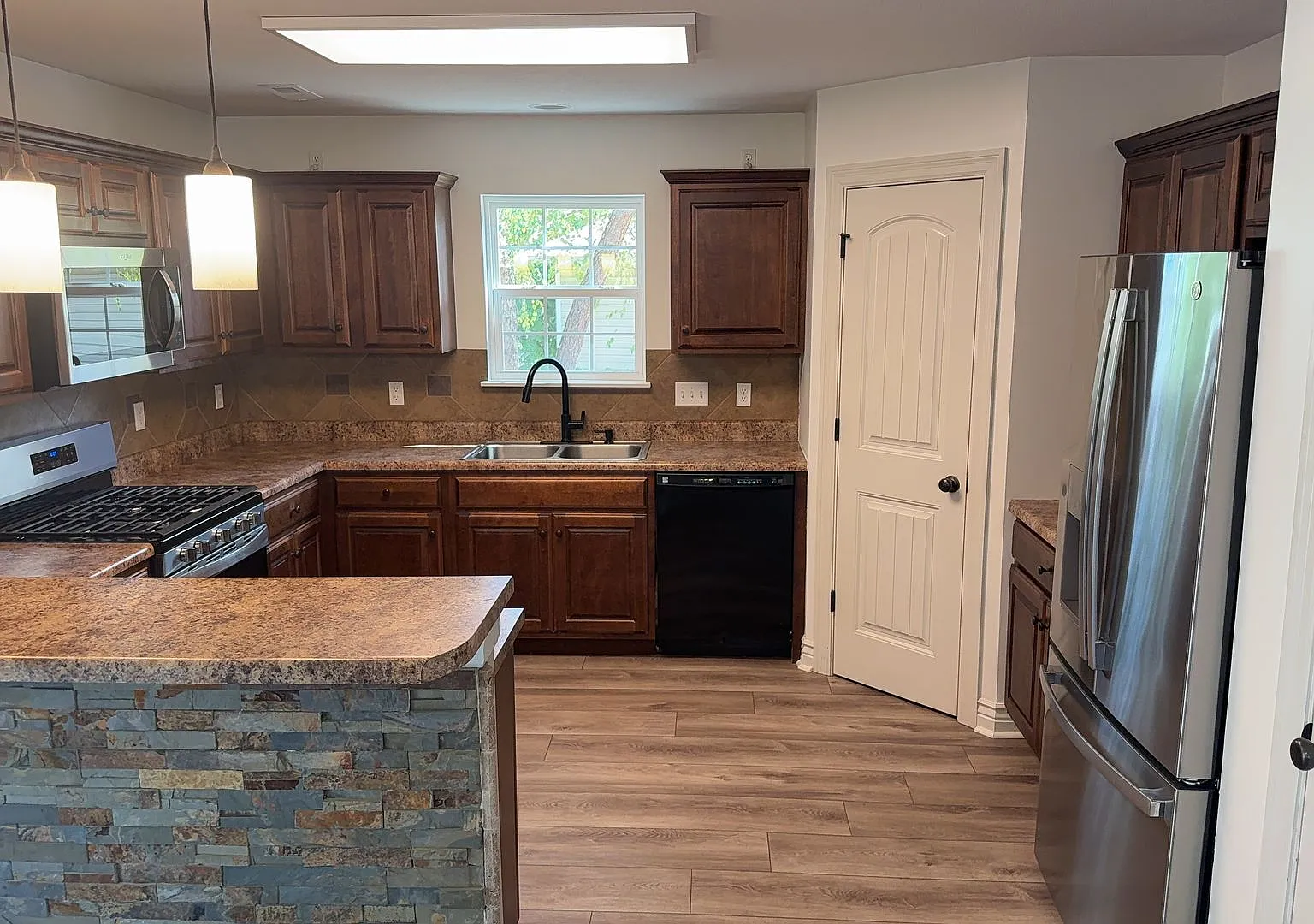 3 Bed, 3 Bath Home, The Hamlet Neighborhood — Photo 2