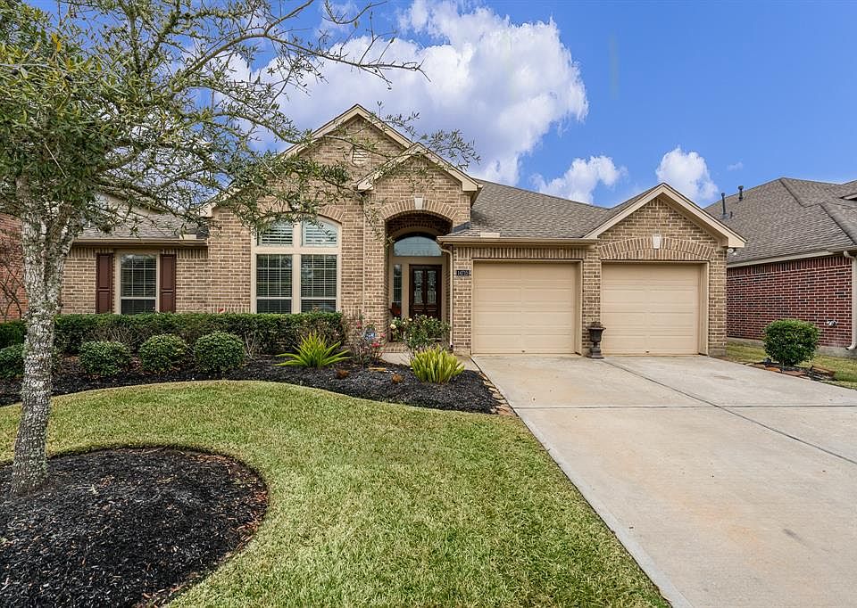 Welcome to this fabulous Perry Homes one-story in the heart of Fairfield - one of Northwest Houston's premier master-planned communities!