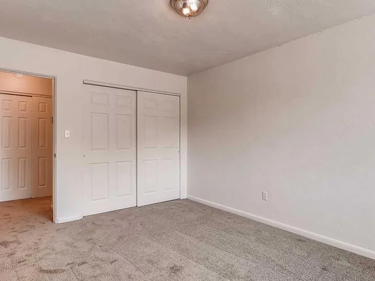 Royal Gardens Apartments — Photo 14