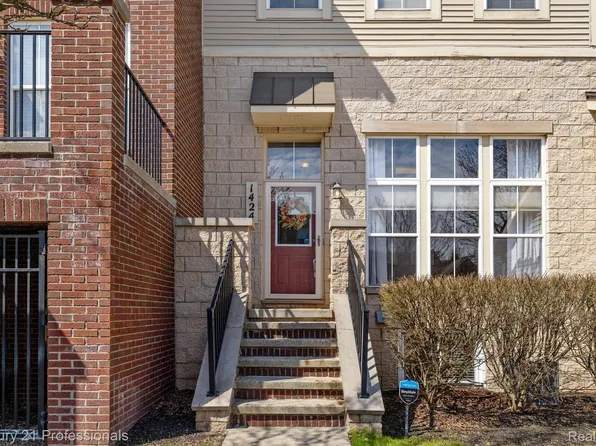 1424 Hillcrest Dr, Waterford, MI 48327