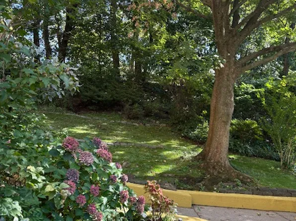 735 Kappock Street image 2 of 13