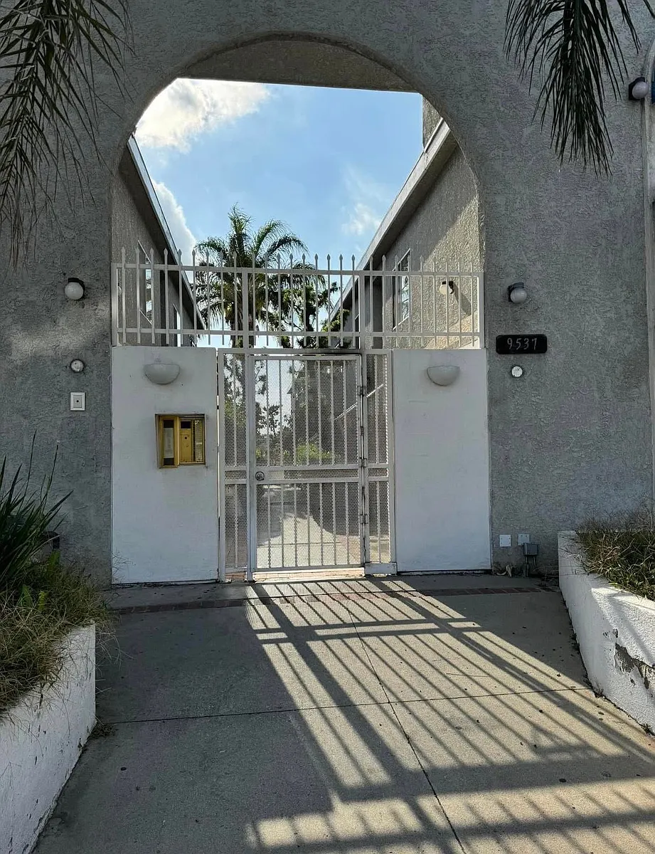 Building Photo - 9537 Laurel Canyon Blvd #105
