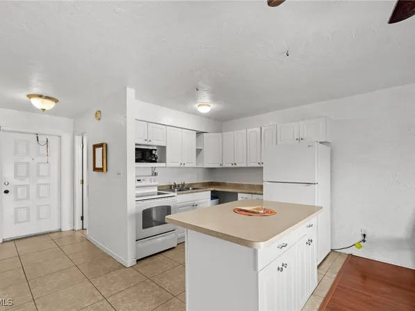 830 Wiggins Pass Rd APT 14, Naples, FL 34110