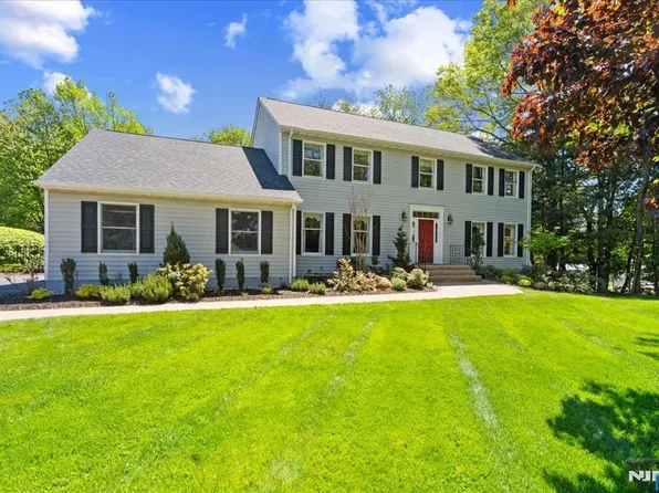 74 Van Blarcom Ln, Wyckoff, NJ 07481