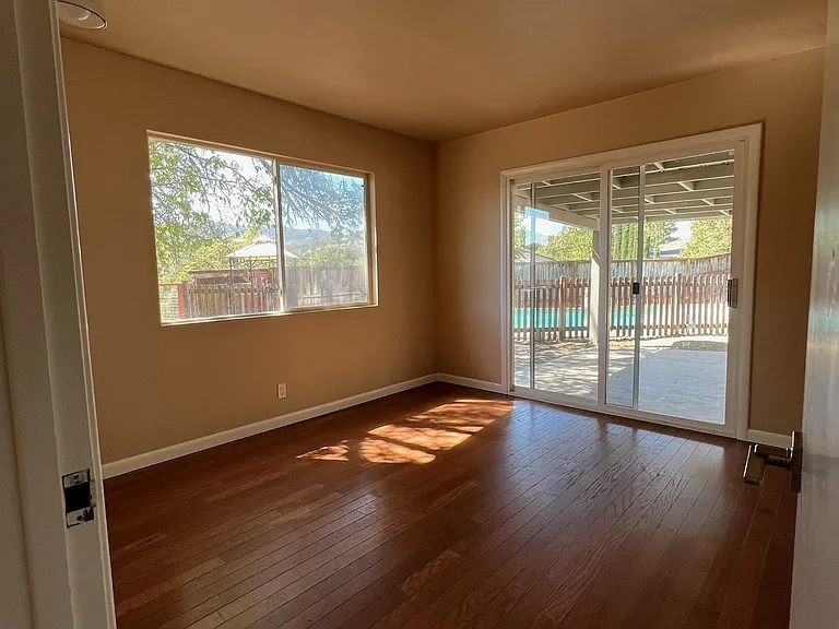 135 Glencrest Ln — Photo 6
