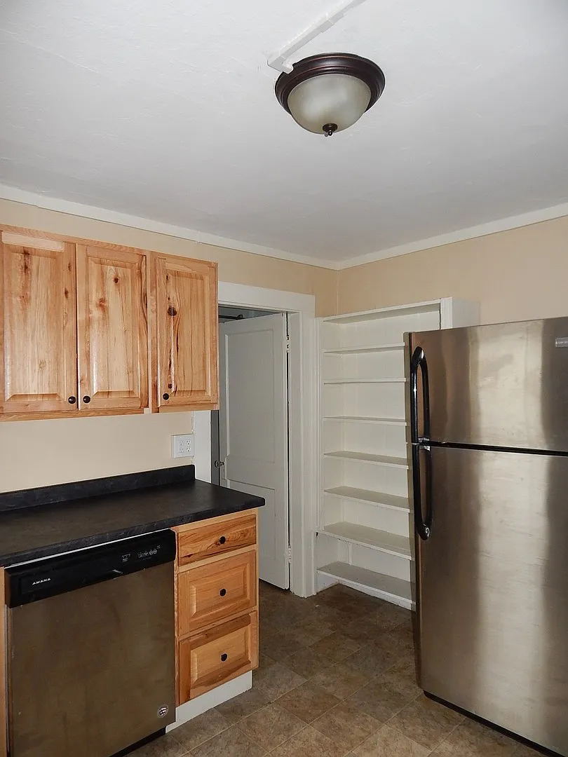 110 Essex St (4 Units) — Photo 4