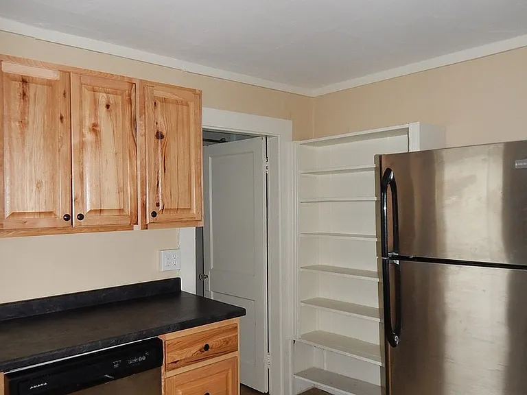 110 Essex St — Photo 4