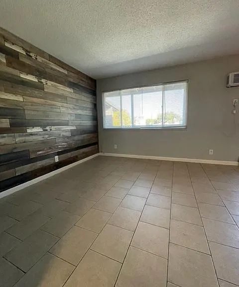 446 E Acacia St #5 — Photo 5