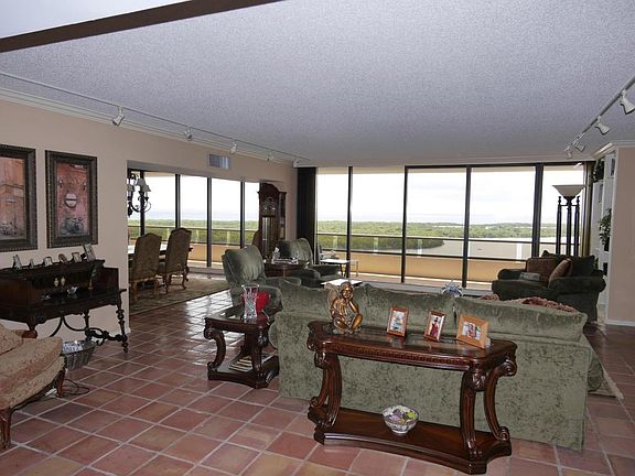 3rd image of 100 Lakeshore Dr APT 1551