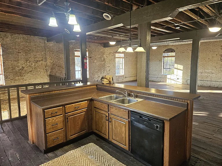 1303 W College St — Photo 13
