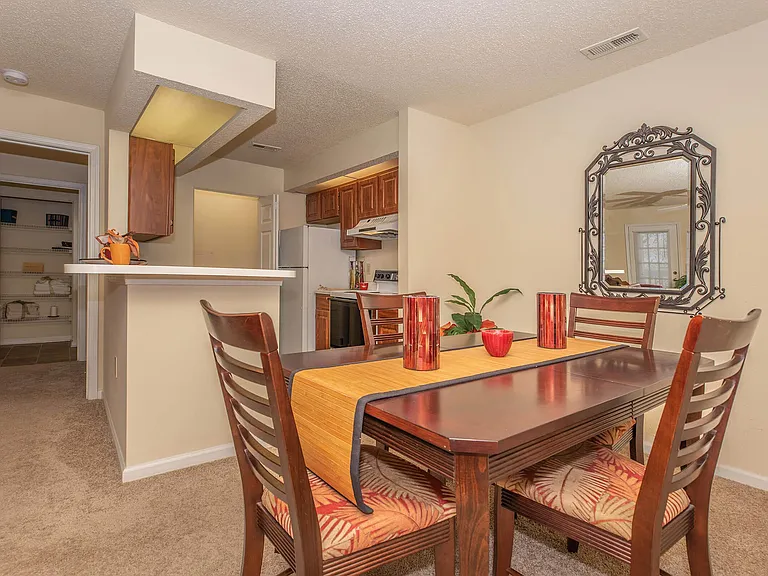 Arbors at Windsor Lake Apartments — Photo 13
