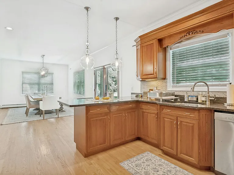 575 Washington Ave — Photo 16
