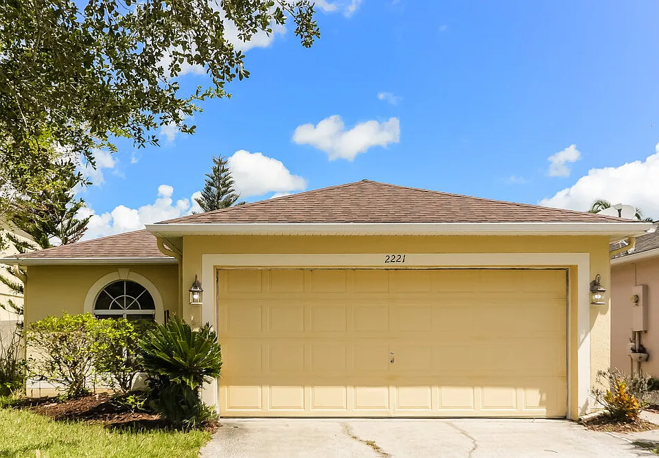 2221 Heathwood Cir