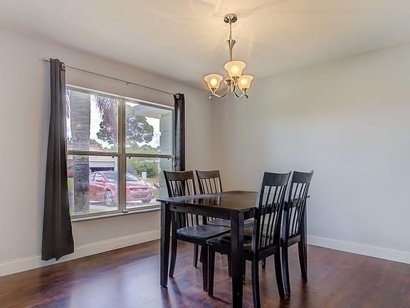 4th image of 561 SE Damask Avenue