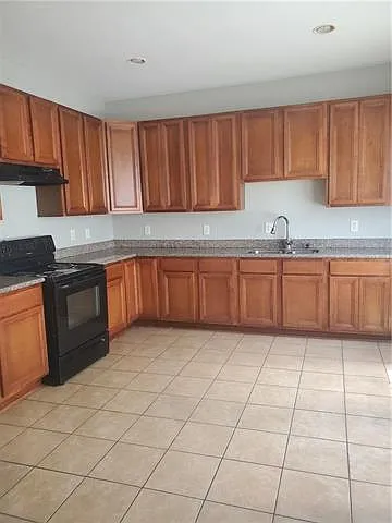3 bed, 1.0 bath, 1300 sqft, $1,600 — Photo 3