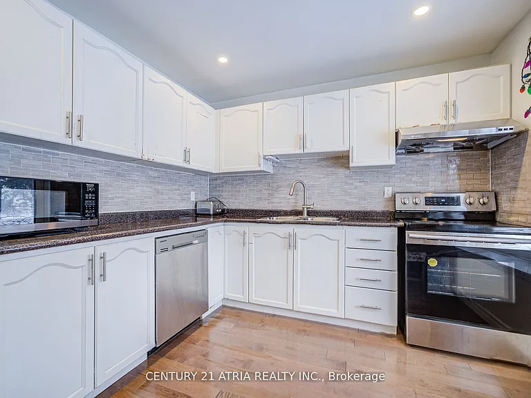 52 Applegate Cres — Photo 5