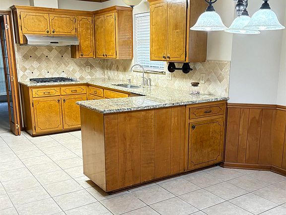 4th image of 8828 Trudeau Ave