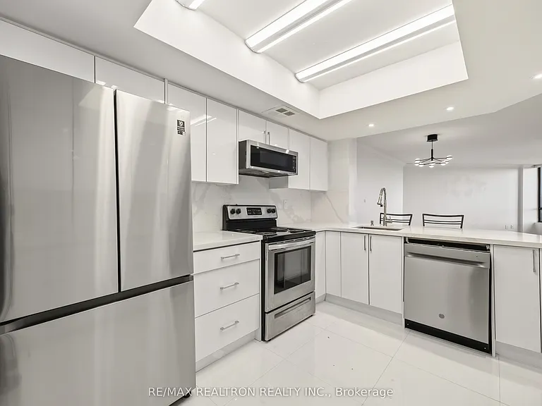 7440 Bathurst St #608 — Photo 15