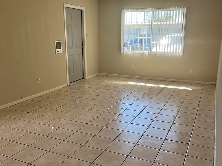 505 Palm Dr — Photo 17
