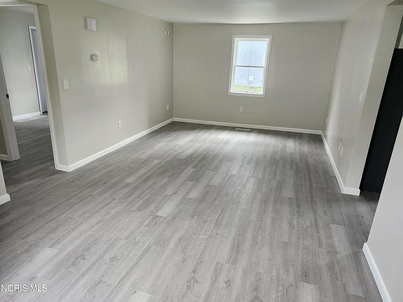 4th image of 652 Buckley St