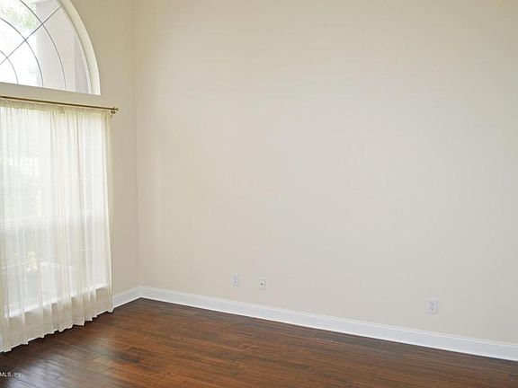 4th image of 2581 Manor Ct
