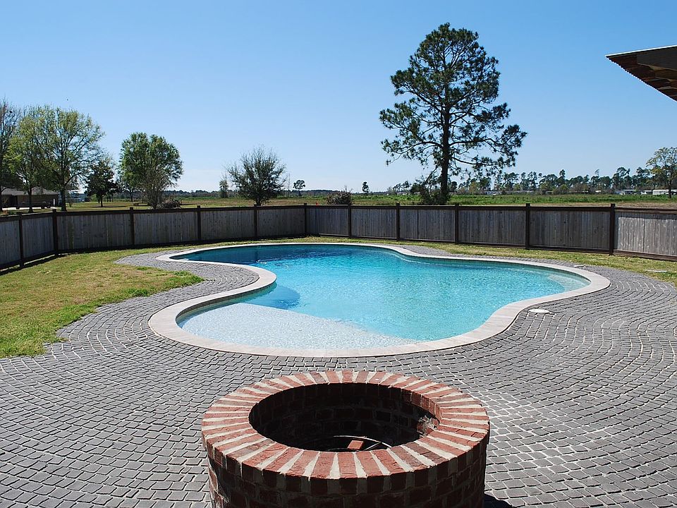 1st image of 934 Village Ln