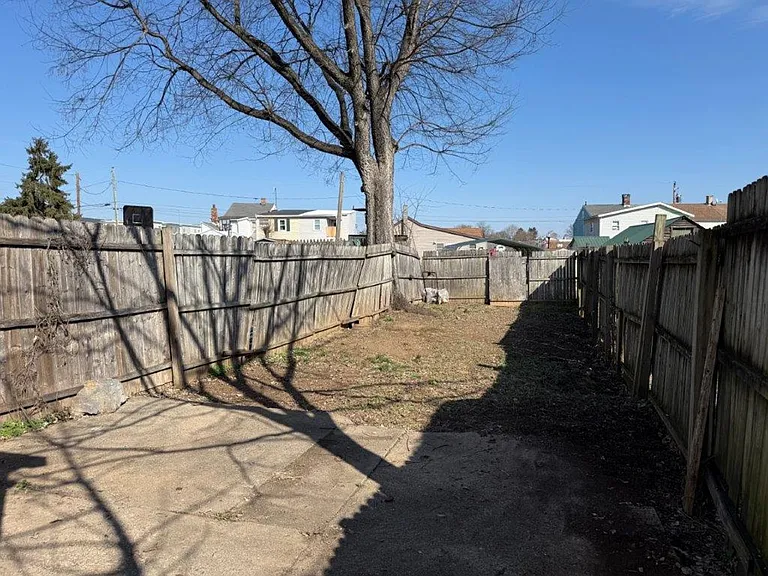 457 N Pitt St — Photo 35