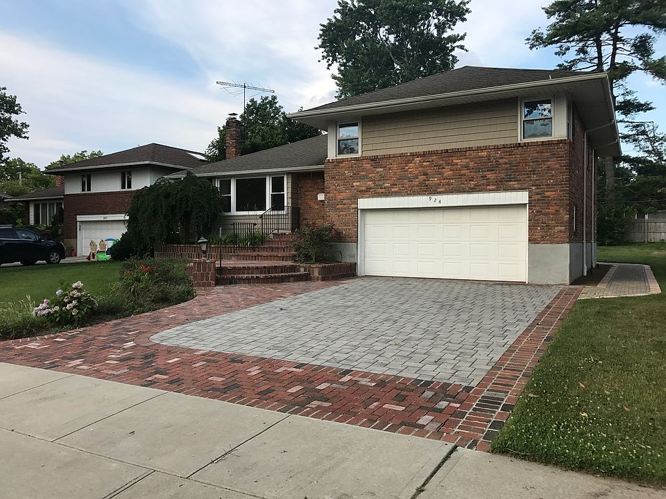 1st image of 924 Stratford Ct