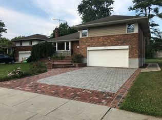 924 Stratford Ct, Westbury, NY 11590