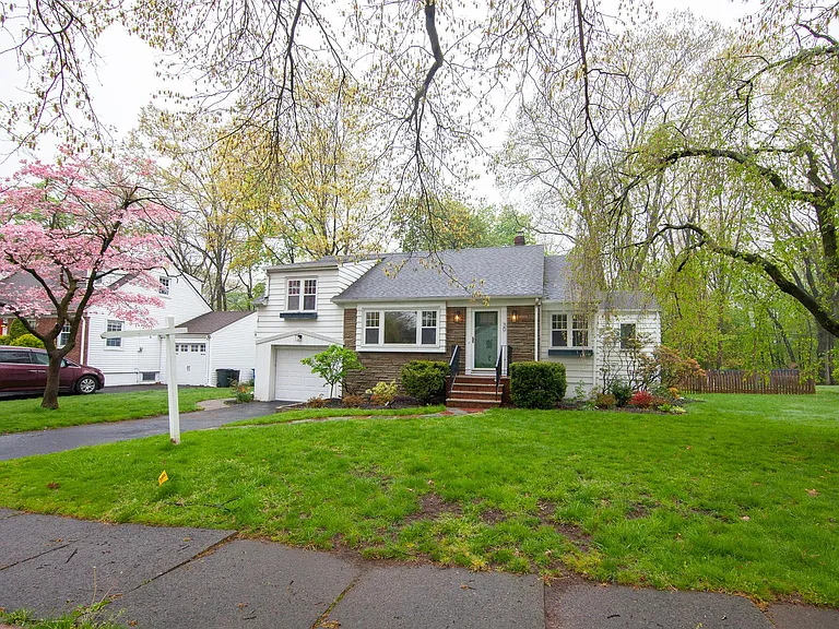 30 Chestnut Hill Pl — Photo 1
