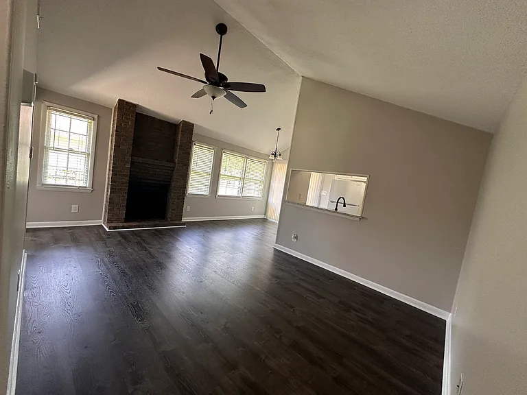115 Deerfield Dr — Photo 3