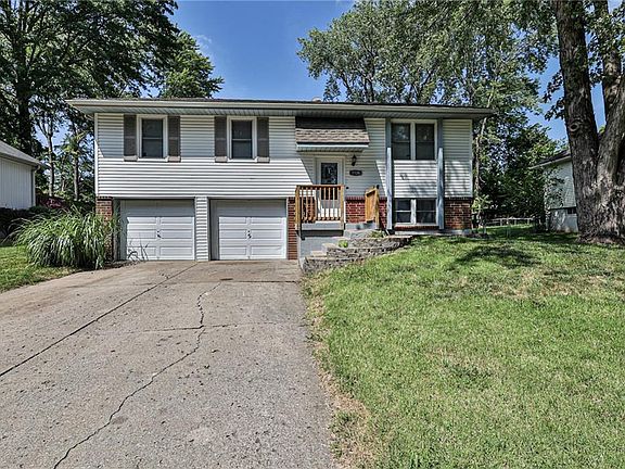 2nd image of 1126 NW Golfview Dr