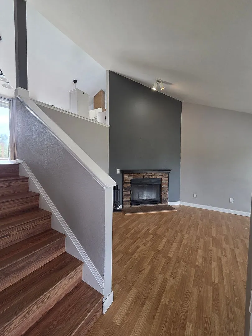 Port Orchard Split Level for Rent. Bonus Room & Huge Fenced Yard! Available Now! — Photo 3