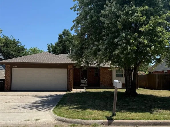 1004 Newport Ave, Moore, OK 73160