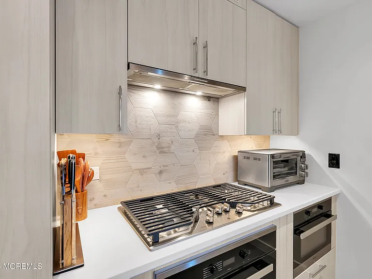 15 Morris Ave #611 — Photo 8
