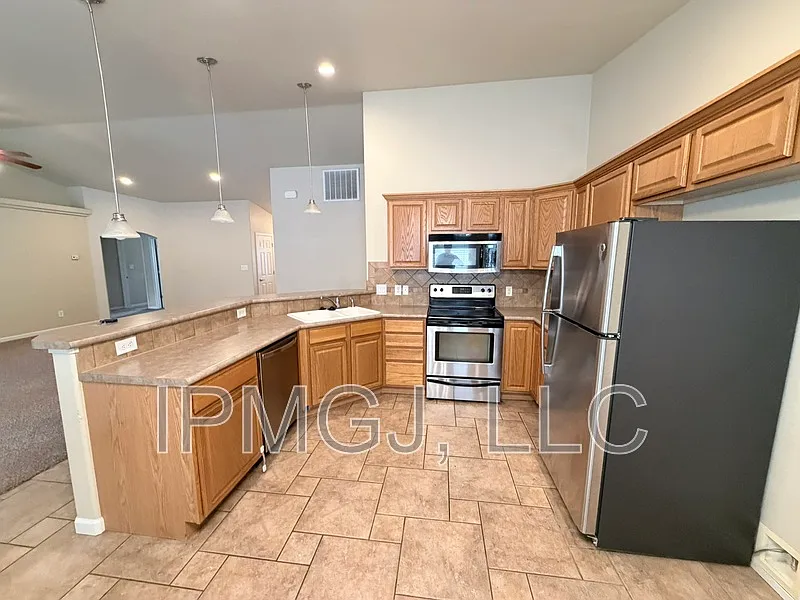 3 bed, 2.0 bath, 1629 sqft, $2,100 — Photo 3