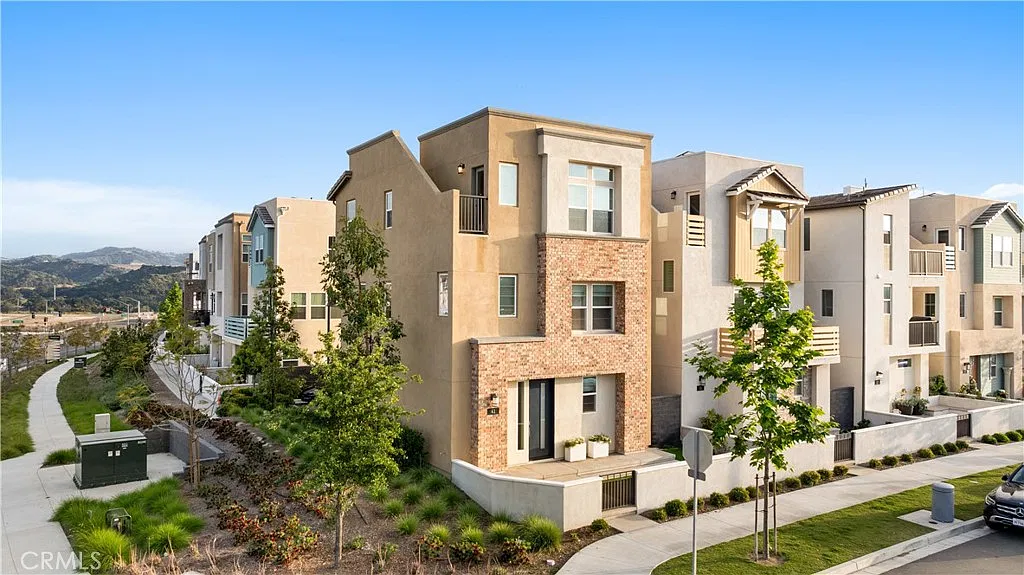 3 bed, 2.5 bath, 1812 sqft, $5,200 — Photo 1