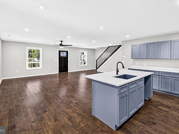 5th image of 134 N Hawksbill St