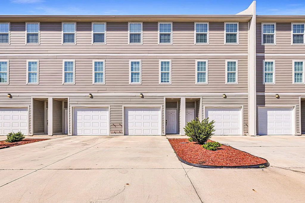 2 bed, 2.5 bath, 1500 sqft, $2,970 — Photo 1