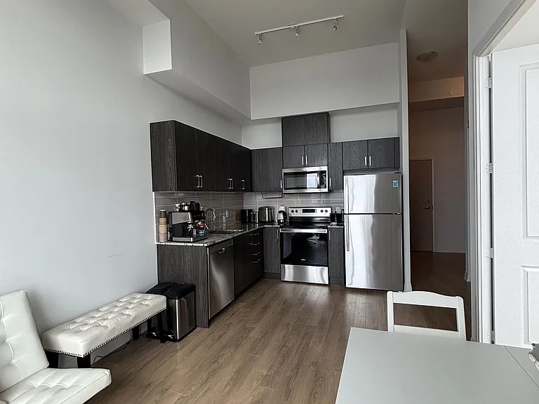 20 Meadowglen Pl E #2806 — Photo 15
