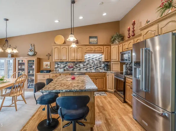 1076 Westwood St, Bismarck, ND 58504
