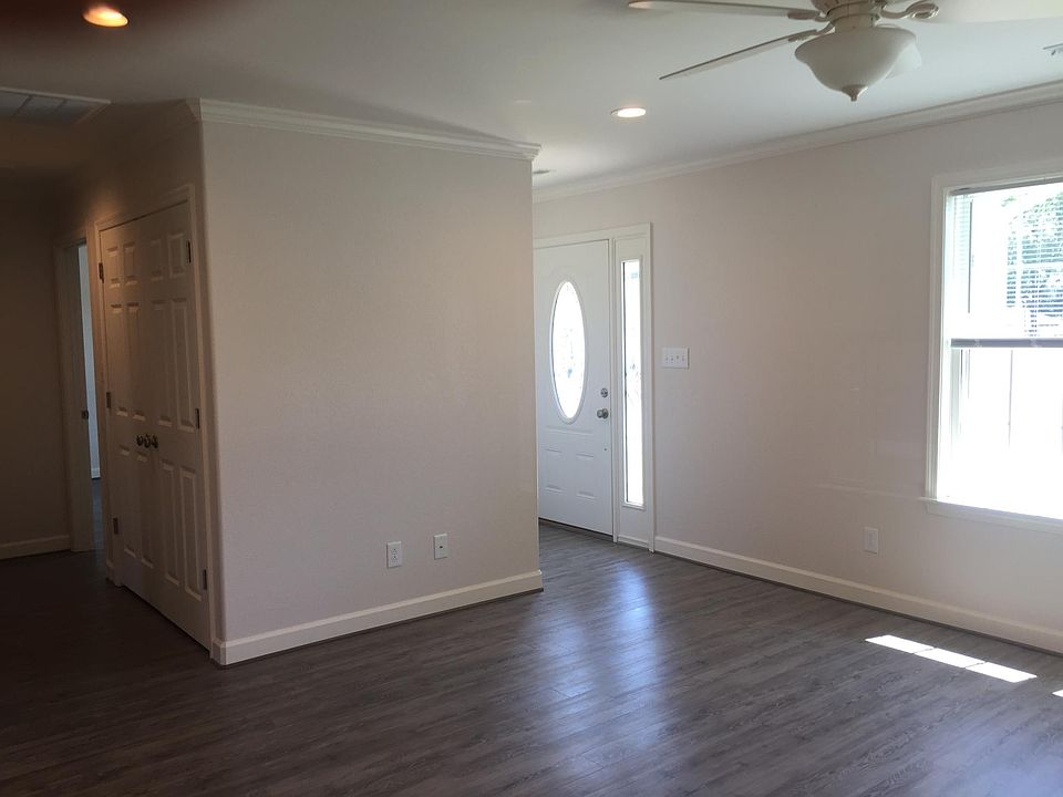 Wood look vinyl plank flooring