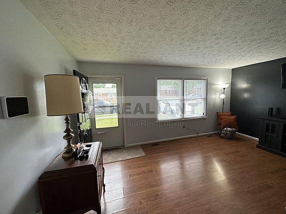 4th image of 530 Foxwood Dr