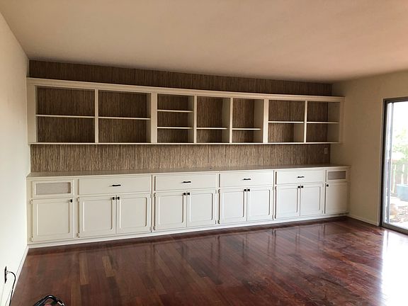 Living Room w Built In Cab